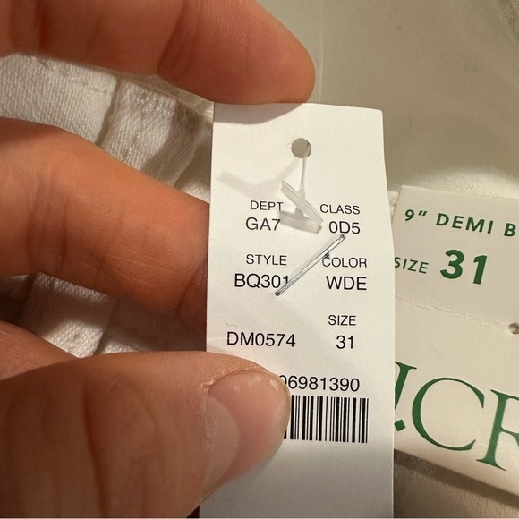 J crew 9” Demi boot crop jeans white - Picture 4 of 4